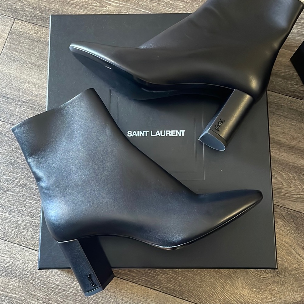 Selling these amazing brand new Saint Laurent booties.